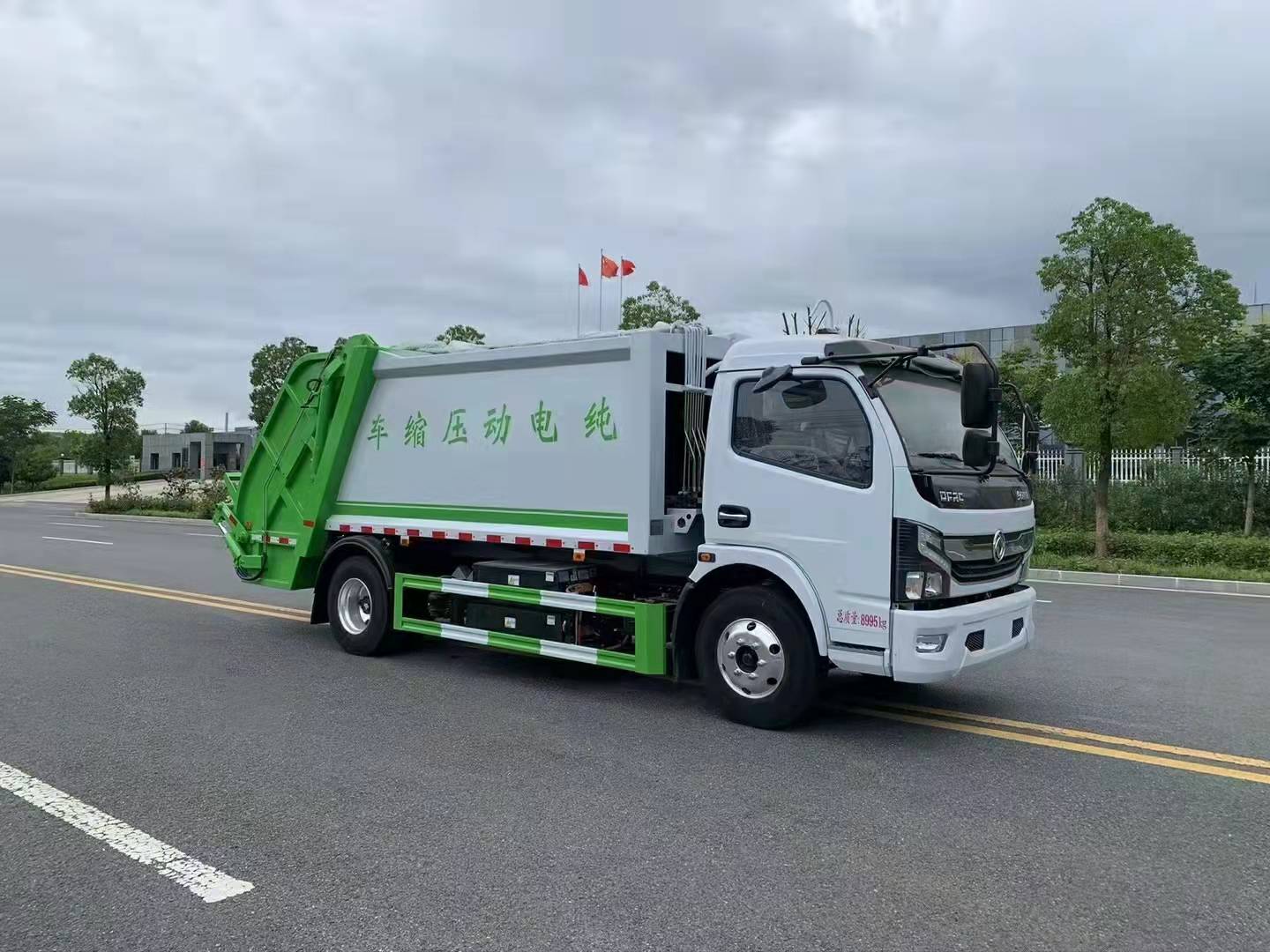 8方東風(fēng)凱普特純電動(dòng)壓縮垃圾車(chē)