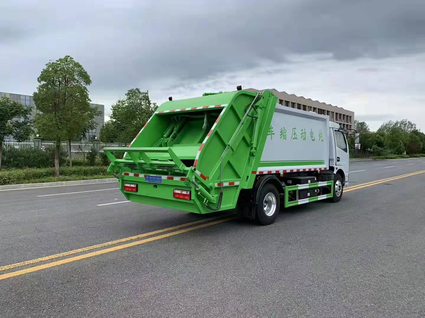 8方東風(fēng)凱普特純電動(dòng)壓縮垃圾車(chē)
