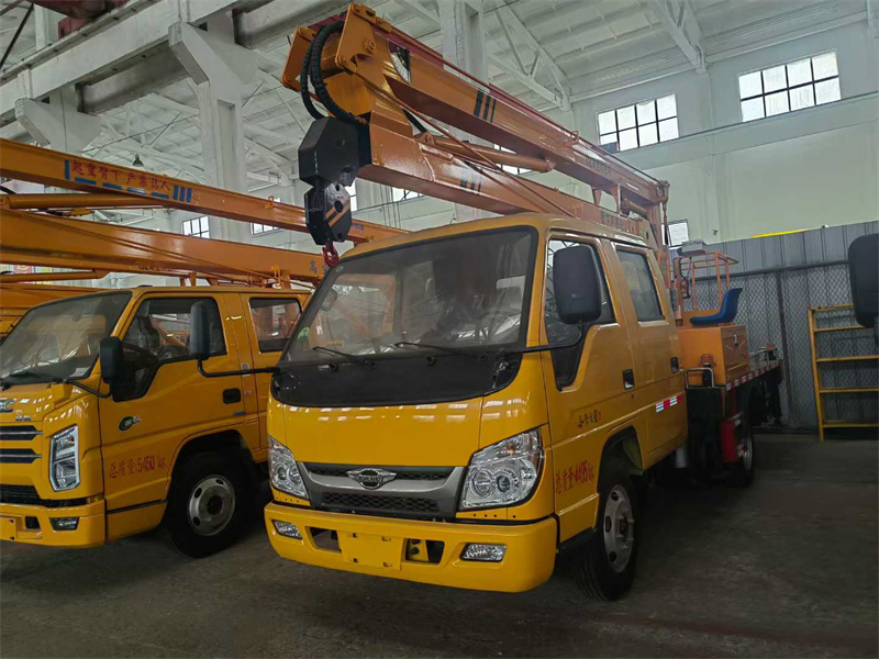 國六福田雙排13.5米折臂高空作業(yè)車